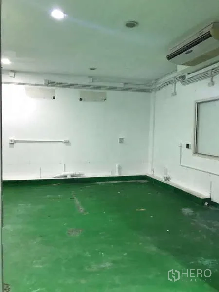 โรงงาน ให้เช่าในBang Phli, Samut Prakan - ห้องคลีนรูมติดแอร์พื้นสีเขียวและเดินท่อสายไฟรอบห้อง
