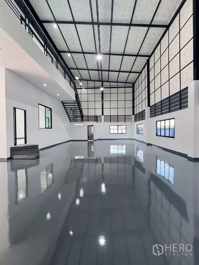 货栈 出售在Lam Luk Ka, Pathum Thani - 黑色钢结构工业大厅，带夹层与高反光环氧地面。