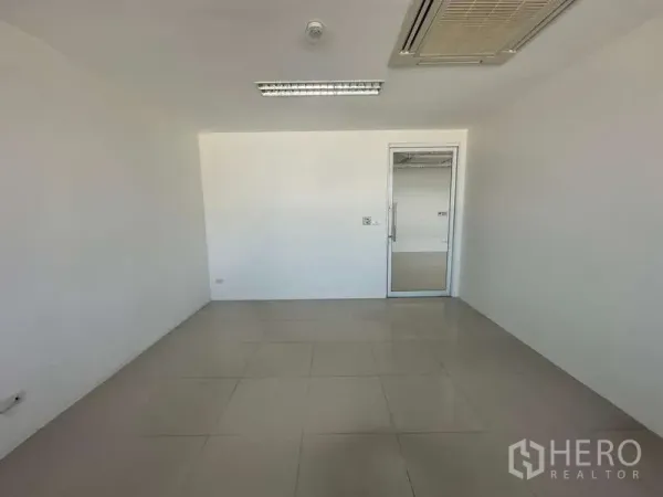 สำนักงาน ให้เช่าในPrawet, Bangkok - ห้องประชุมขนาดกะทัดรัด พื้นกระเบื้องและประตูกระจก