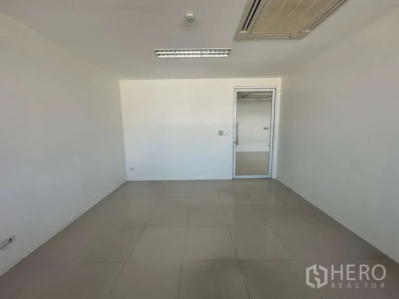 สำนักงาน ให้เช่าในPrawet, Bangkok - ห้องประชุมขนาดกะทัดรัด พื้นกระเบื้องและประตูกระจก