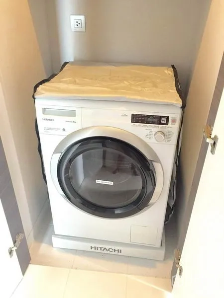 คอนโด ให้เช่าในKhlong Toei, Bangkok - เครื่องซักผ้าฝาหน้า Built-in เก็บในตู้บานเปิด