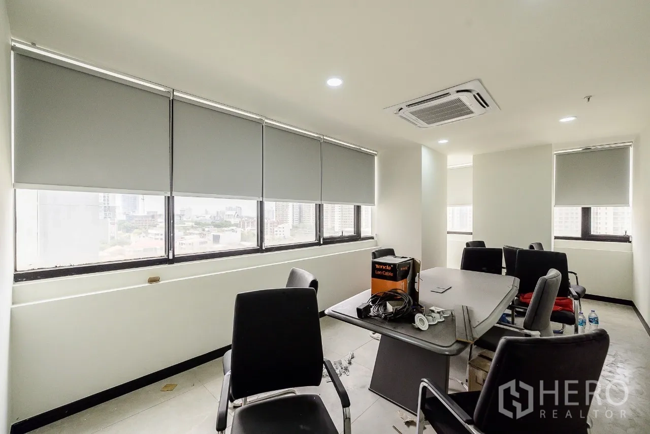 办公空间 出租或出售在Huai Khwang, Bangkok - 会议室配卷帘与嵌入式空调，享城市景观。