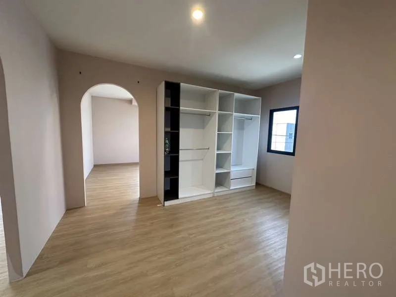 โรงงาน ให้เช่าหรือขายในLam Luk Ka, Pathum Thani - ห้องทำงานพร้อมตู้บิลท์อินแบบเปิดและพื้นไม้