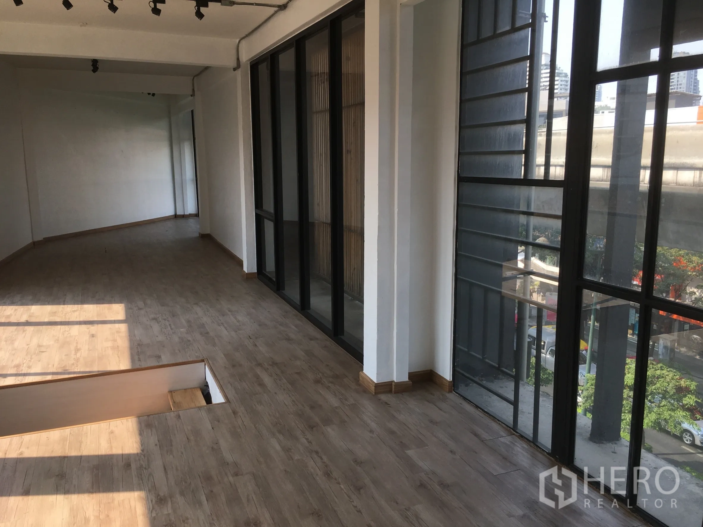 零售空间 出租在Khlong Toei, Bangkok - 长形画廊式空间，落地窗面向城市与轻轨，品牌曝光度高。