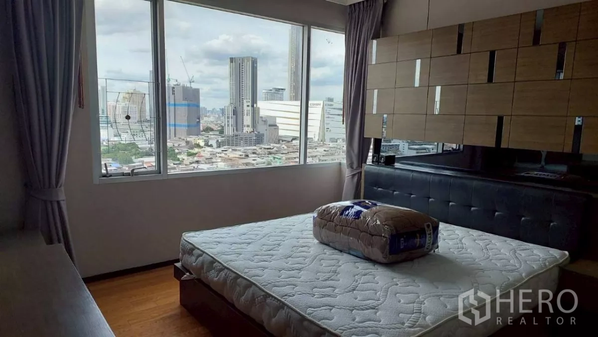 คอนโด ให้เช่าในKhlong San, Bangkok - ห้องนอนพร้อมหน้าต่างพาโนรามาและหัวเตียงบิวท์อิน มองเห็นสกายไลน์