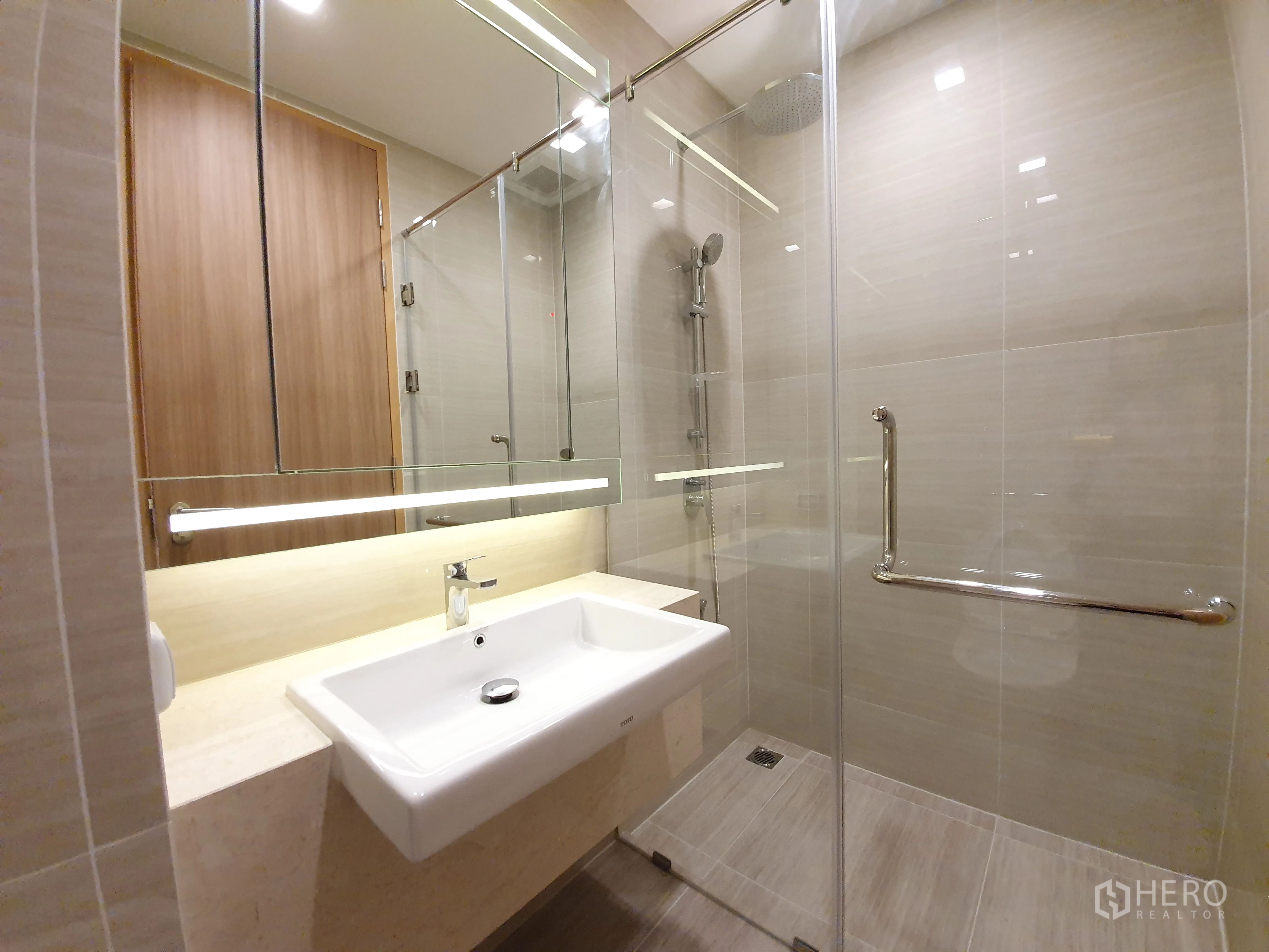 คอนโด for rent in Watthana, Bangkok - ห้องน้ำสมัยใหม่พร้อมตู้กระจกอาบน้ำแบบ Rain Shower อ่างล้างหน้าและกระจกไฟ LED