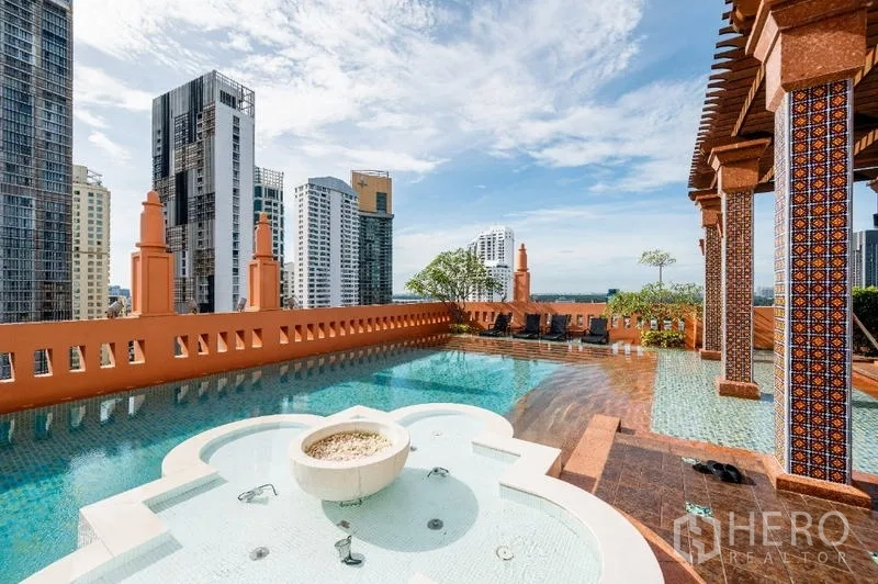 คอนโด ขาย - สระว่ายน้ำดาดฟ้าพร้อมดีไซน์สีอิฐและวิวเมือง