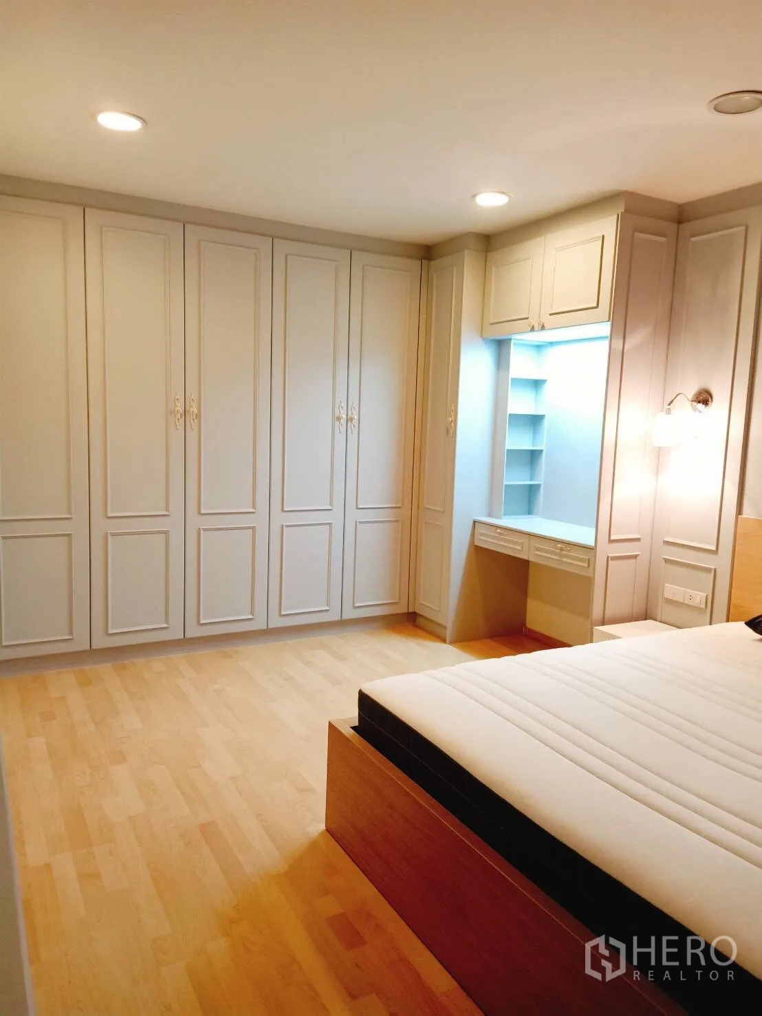 ทาวน์เฮาส์ ให้เช่าในSuan Luang, Bangkok - ห้องนอนหลักพร้อมตู้เสื้อผ้าบิวท์อินทั้งผนัง โต๊ะเครื่องแป้ง และพื้นไม้โทนอ่อน