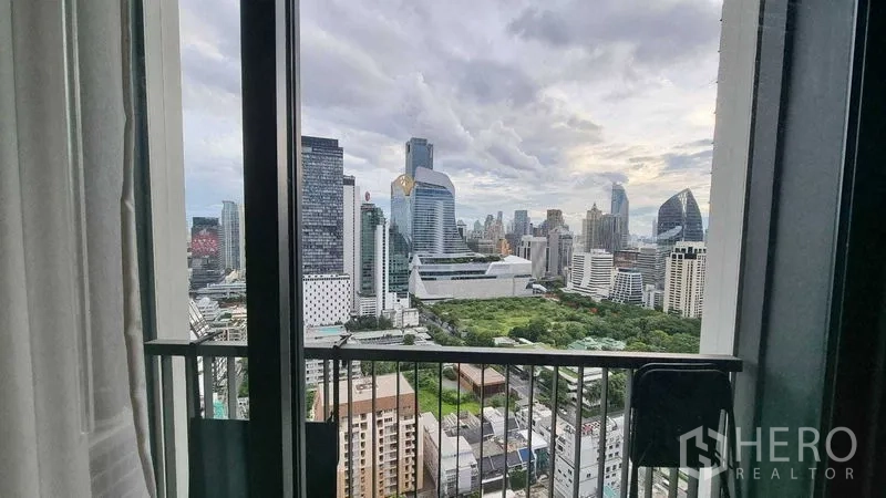 Condominium for sale in Pathum Wan, Bangkok - Private balcony overlooking Bangkok skyline and green park below