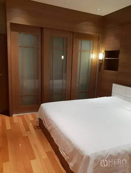 คอนโด ให้เช่าในKhlong Toei, Bangkok - ห้องนอนหลักเตียงขนาดใหญ่ พร้อมประตูเลื่อนลายไม้กระจกฝ้า