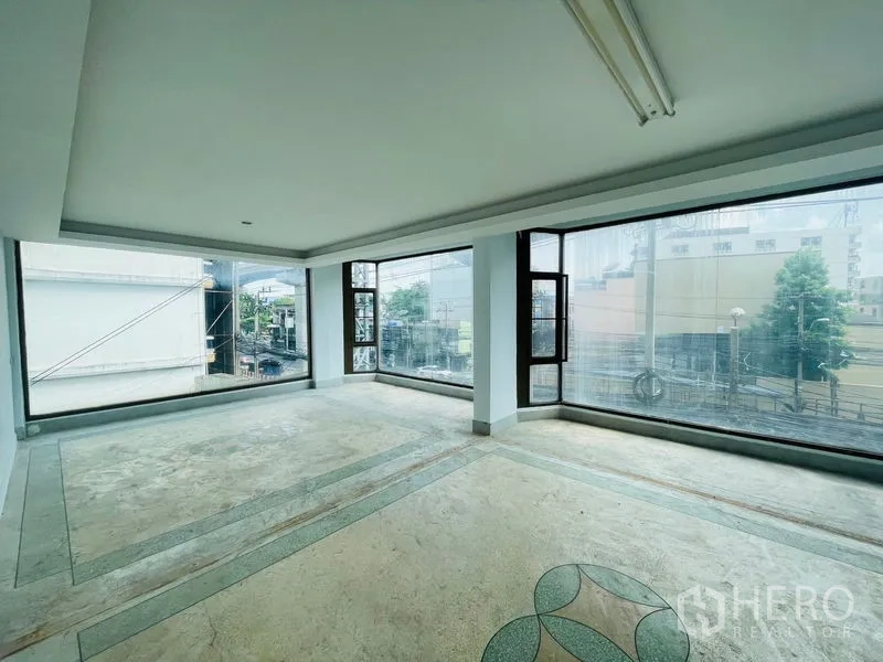 อาคารพาณิชย์ ให้เช่าในHuai Khwang, Bangkok - ชั้นโชว์รูมกระจกพาโนรามา มองเห็นถนนด้านหน้า