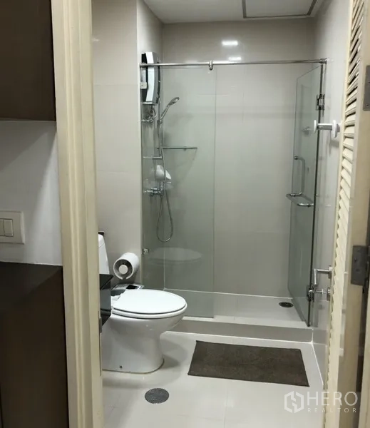 คอนโด ให้เช่าในKhlong Toei, Bangkok - ห้องน้ำสไตล์โมเดิร์นพร้อมฉากกั้นอาบน้ำกระจกและโถสุขภัณฑ์โทนขาว