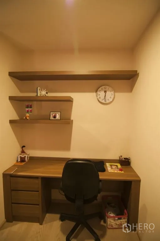公寓 出租在Khlong Toei, Bangkok - 紧凑工作区，木质书桌、壁挂层板与办公椅，适合居家办公。