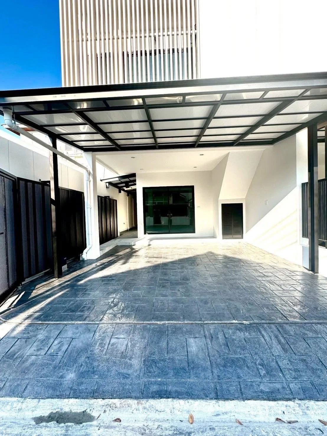 Home Office for rent in Wang Thonglang, Bangkok - Modern building exterior with vertical fins and covered carports.