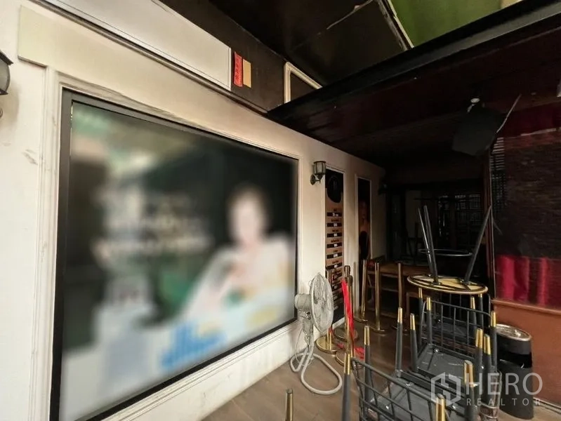 พื้นที่ขายปลีก ให้เช่าในWatthana, Bangkok - หน้าร้านติดถนน กระจกโชว์บานใหญ่พร้อมกันสาดและพื้นที่ป้าย