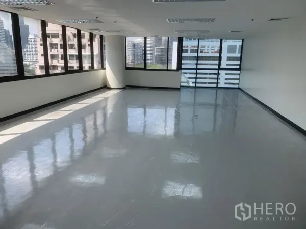 办公空间 出租在Bang Rak, Bangkok - 宽敞开放的工作区，环绕玻璃与城市景色。