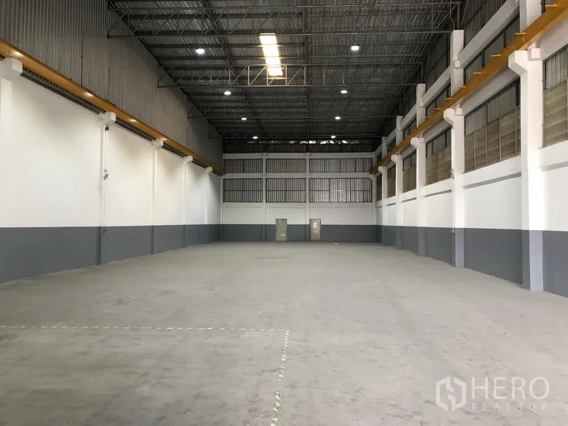 工厂 出租或出售在Bang Phli, Samut Prakan - 大跨度仓储空间，LED照明明亮，上部通风窗良好。