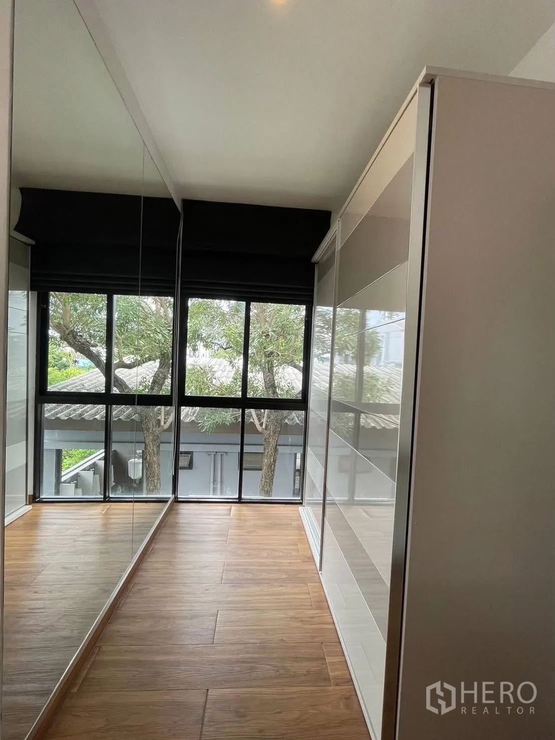 ทาวน์เฮาส์ ให้เช่าในSuan Luang, Bangkok - โถงตู้เสื้อผ้าแบบวอล์กอิน กระจกเงาบานใหญ่และหน้าต่าง