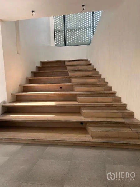 独立商业地产 出租在Khlong Toei, Bangkok - 宽阔木楼梯连接楼层，可用于展示或休息区。