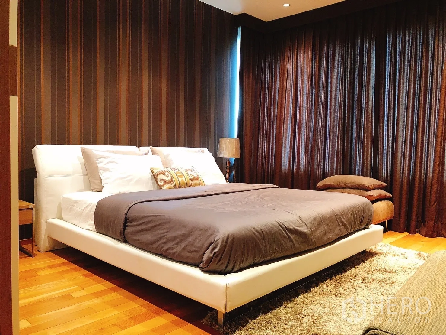 คอนโด ให้เช่าในKhlong Toei, Bangkok - ห้องนอนอบอุ่นเตียงแพลตฟอร์มสีขาว ม่านทึบ และพื้นไม้