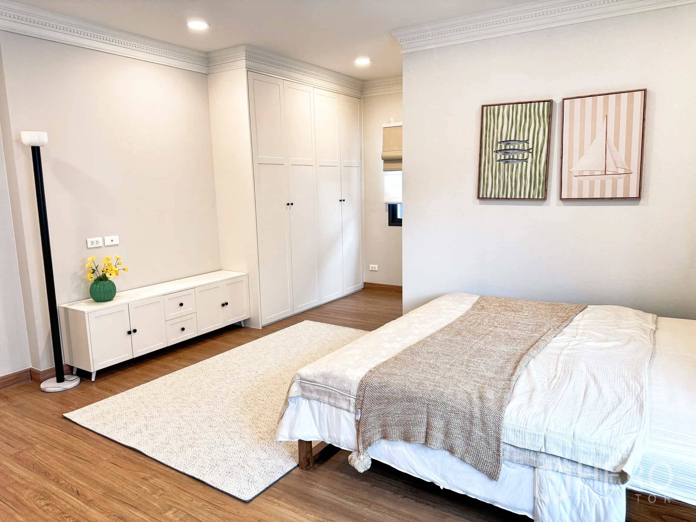 Detached House for rent in Bang Phli, Samut Prakan - Another angle of secondary bedroom showing wardrobe and cabinet.
