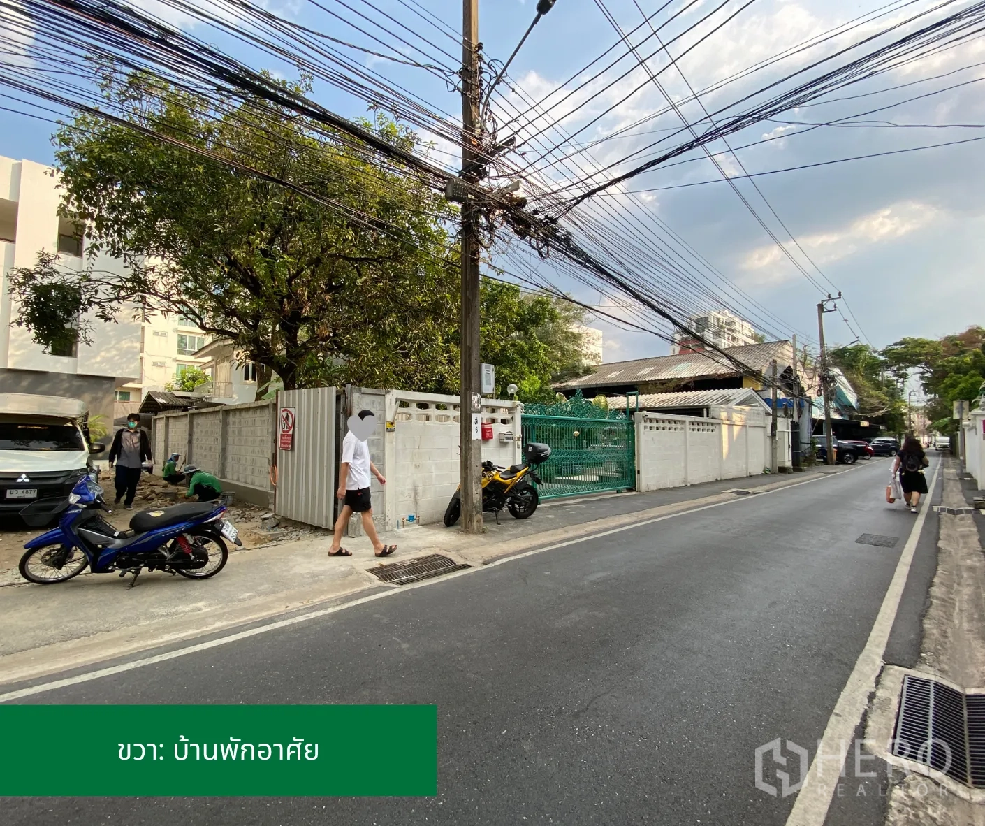 ที่ดิน for rent in Phaya Thai, Bangkok - ภาพถนนด้านขวาของทางเข้า มีบ้านพักอาศัยและสายสาธารณูปโภค