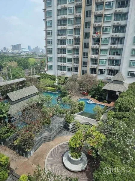 公寓 出租在Ratchathewi, Bangkok - 公寓花园景观，绿意环绕的自由形态泳池与城市天际线。