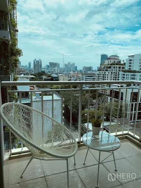 คอนโด ให้เช่าในWatthana, Bangkok - ระเบียงส่วนตัวพร้อมเก้าอี้โต๊ะเล็ก มองเห็นวิวเมืองกรุงเทพฯ