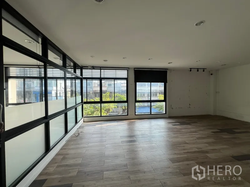 带办公室的家 出租在Phra Khanong, Bangkok - 大开间办公层，整面窗与木纹地板。