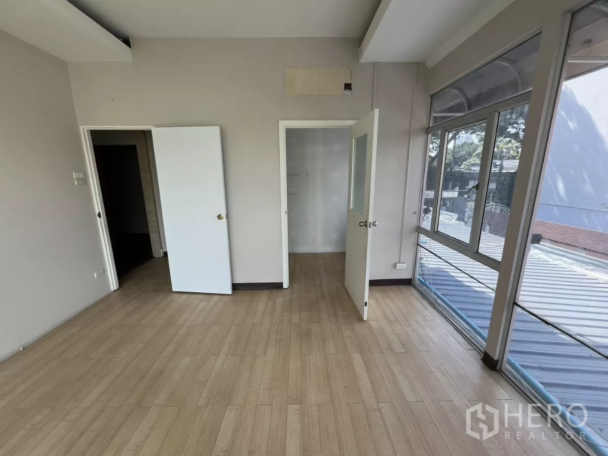 พื้นที่ขายปลีก ให้เช่า - ห้องมุมพร้อมประตูสองบานและกระจกบานกว้างเหนือถนน