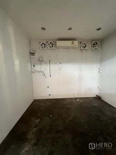 零售空间 出租在Khlong Toei, Bangkok - 小型白色室内空间，嵌灯、壁挂机与多台排风扇，水泥地面。