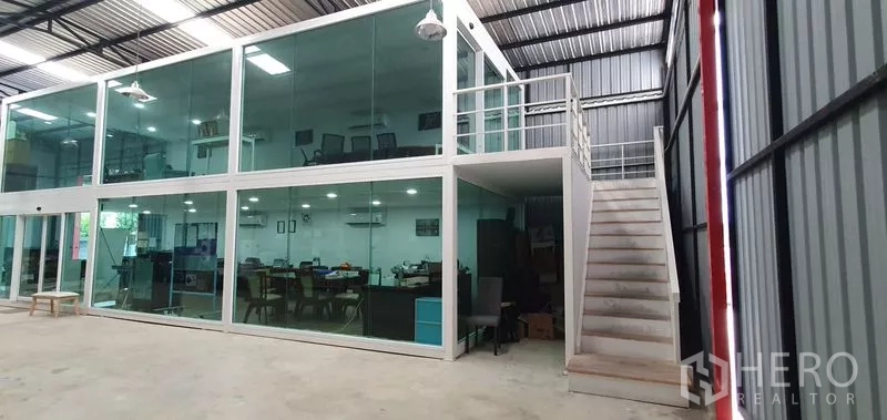 คลังสินค้า ให้เช่าในBang Kapi, Bangkok - โมดูลออฟฟิศกั้นกระจกสองชั้นภายในโกดัง พร้อมบันไดขึ้นชั้นลอย