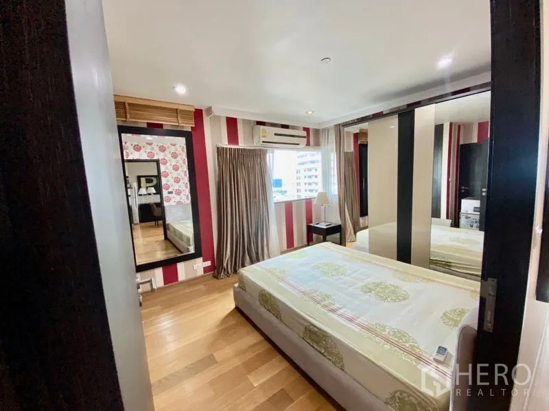 คอนโด ให้เช่าหรือขายในSathon, Bangkok - ห้องนอนมีผนังลายทาง ตู้เสื้อผ้าบานกระจก และหน้าต่างรับแสง