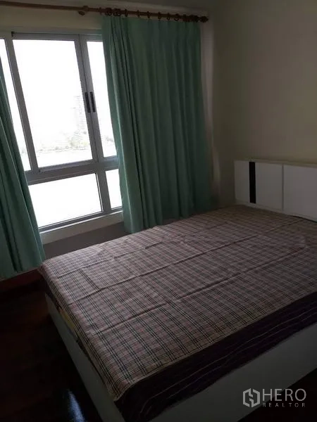 คอนโด ให้เช่าในBang Kho Laem, Bangkok - ห้องนอนเตียงคู่ หน้าต่างบานใหญ่ ผ้าม่านสีเขียวมิ้นต์รับแสงธรรมชาติ