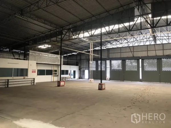货栈 出租在Pak Kret, Nonthaburi - 宽敞仓储区，多扇通风卷闸门，坚固混凝土地面与相连办公室。