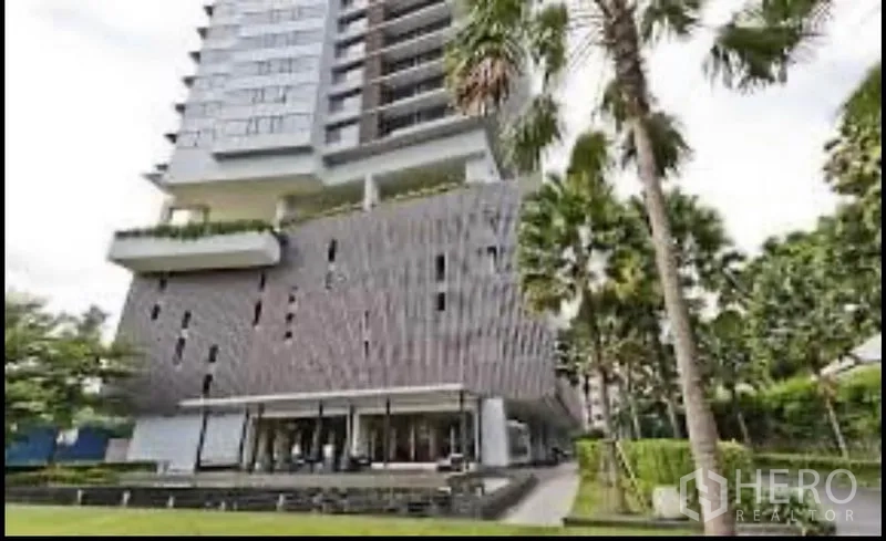 公寓 出租在Sathon, Bangkok - 现代公寓外立面与花园绿地。