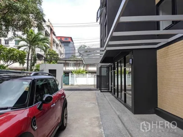 带办公室的家 出租或出售在Phaya Thai, Bangkok - 楼前车道及停车区，带雨棚与大门。