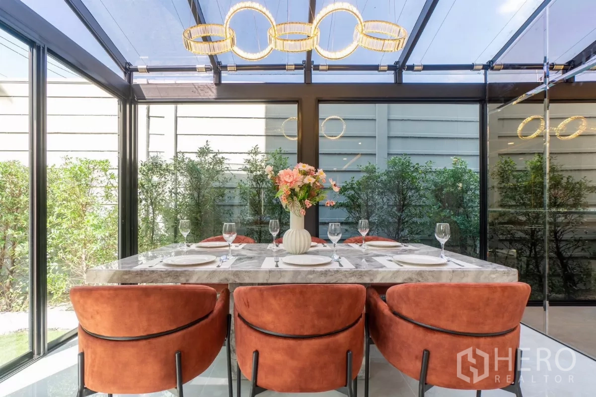 บ้าน ให้เช่าหรือขายในPrawet, Bangkok - ภาพโคมไฟระย้าเหนือโต๊ะหินอ่อนภายในเรือนกระจก