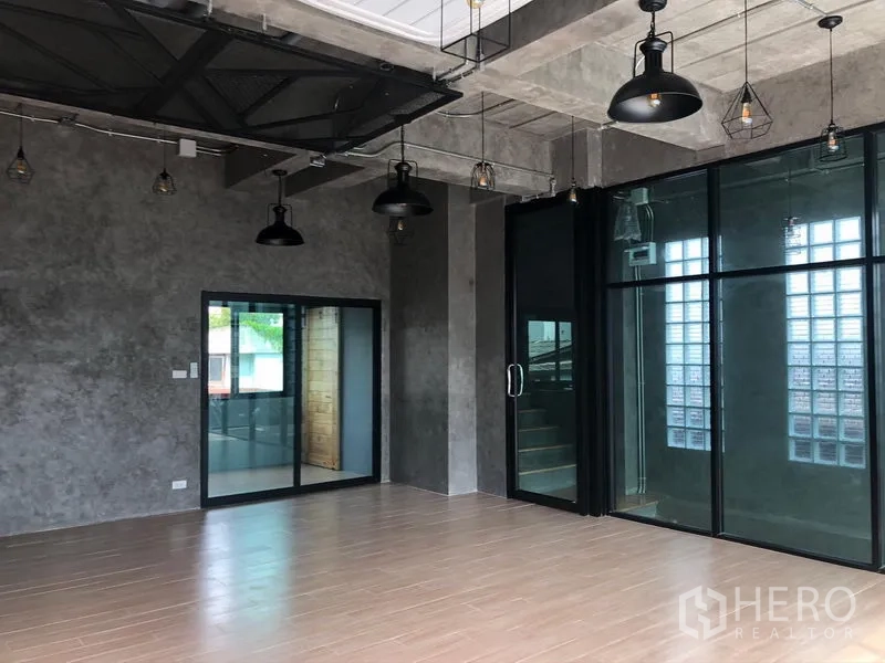 สำนักงานที่บ้าน ให้เช่าในSuan Luang, Bangkok - สตูดิโอสไตล์อินดัสเทรียล ผนังคอนกรีต โคมไฟแขวน และประตูกระจกบานเลื่อน