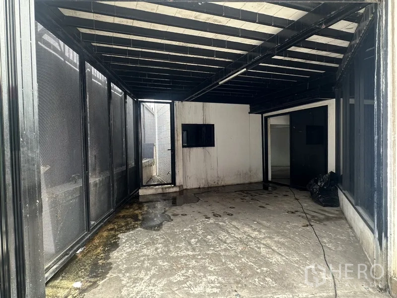 带办公室的家 出租或出售在Bang Na, Bangkok - 带顶实用区，金属网墙与混凝土地面。