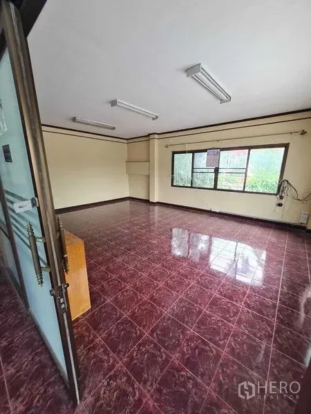 คลังสินค้า ให้เช่าในBang Yai, Nonthaburi - ห้องออฟฟิศโล่ง ปูกระเบื้องสีแดงไวน์ หน้าต่างบานใหญ่และไฟนีออน