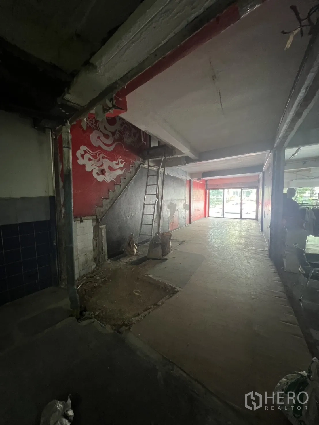 อาคารพาณิชย์ for rent in Khlong Toei, Bangkok - โถงทางเข้า มีบันไดลวดลายและวัสดุก่อสร้าง ในสภาพเปลือย