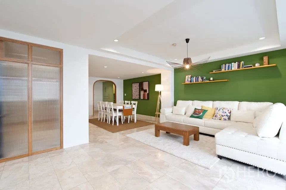 คอนโด for rent in Watthana, Bangkok - ห้องนั่งเล่นกว้าง ผนังไฮไลต์สีเขียว ชั้นวาง และชุดทานอาหาร.