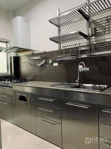 บ้าน ให้เช่าในPhasi Charoen, Bangkok - ครัวสแตนเลส เตาแก๊ส อ่างล้าง และชั้นแขวนอุปกรณ์