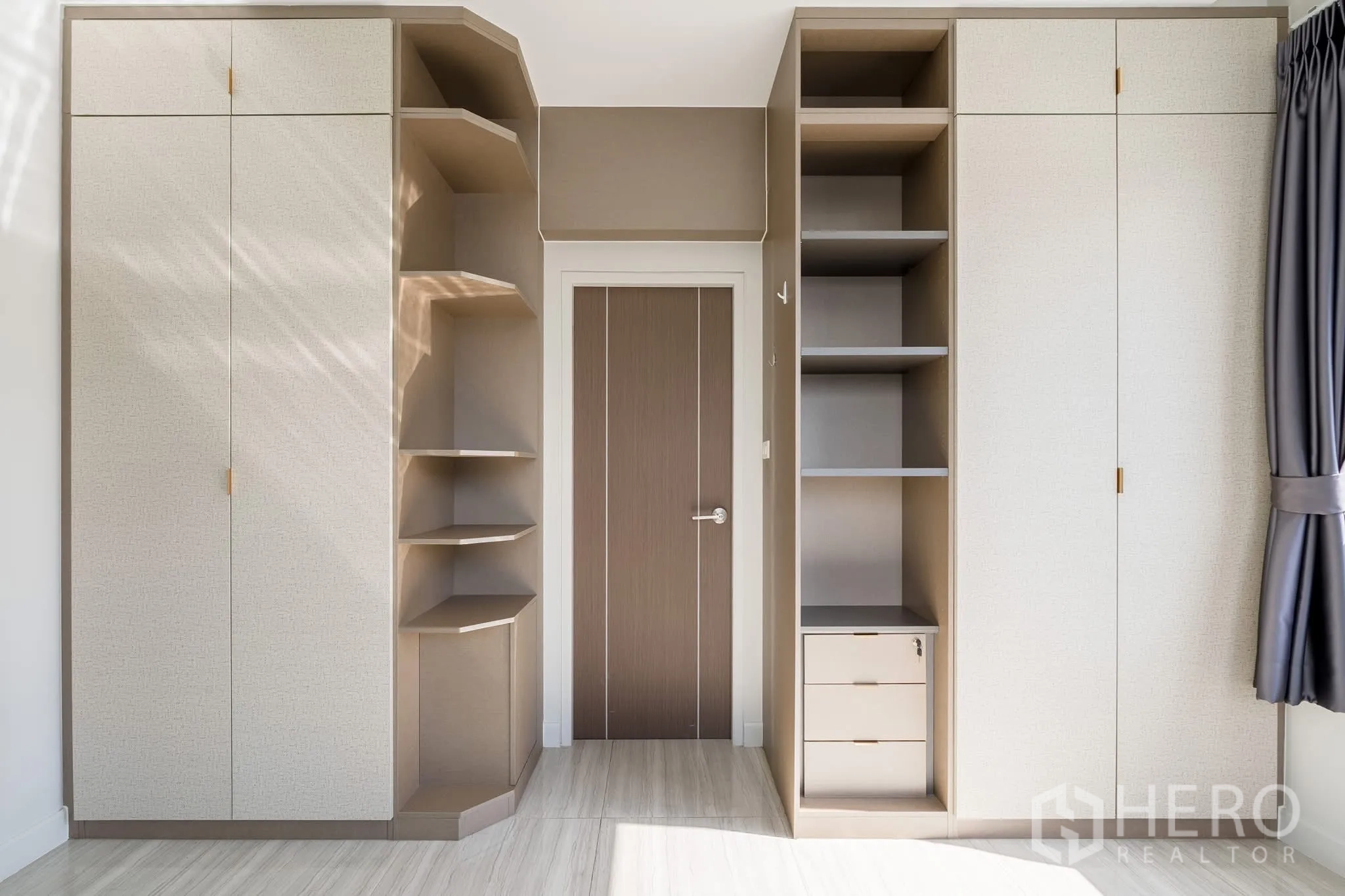 家庭办公室 for rent in Khlong Toei, Bangkok - 内置衣柜与开放式搁架，色调简洁。