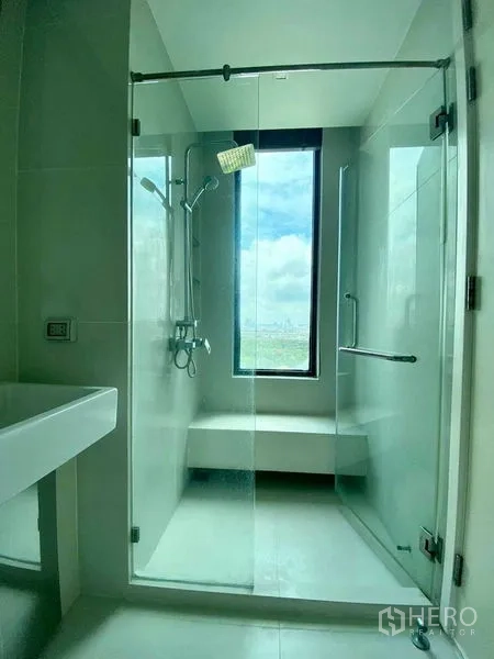 คอนโด ให้เช่าในBangkok - ห้องน้ำพร้อมตู้ shower กระจก มีหน้าต่างและฝักบัวเรนชาวเวอร์