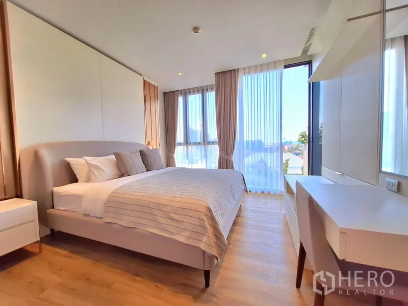 อพาร์ทเมนท์ ให้เช่าในBang Na, Bangkok - ห้องนอนที่สาม พร้อมโต๊ะเครื่องแป้ง บิวต์อิน และกระจกบานใหญ่