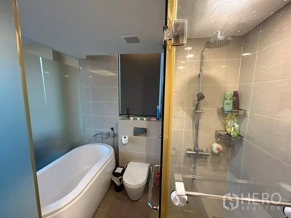 คอนโด ให้เช่าในWatthana, Bangkok - ห้องน้ำแยกอ่างอาบน้ำและฝักบัวเรนชาวเวอร์หลังบานกระจก