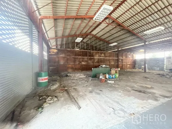 คลังสินค้า ให้เช่าหรือขายในYan Nawa, Bangkok - ภายในมีประตูม้วน คานเหล็ก และพื้นคอนกรีตเหมาะเก็บสินค้า