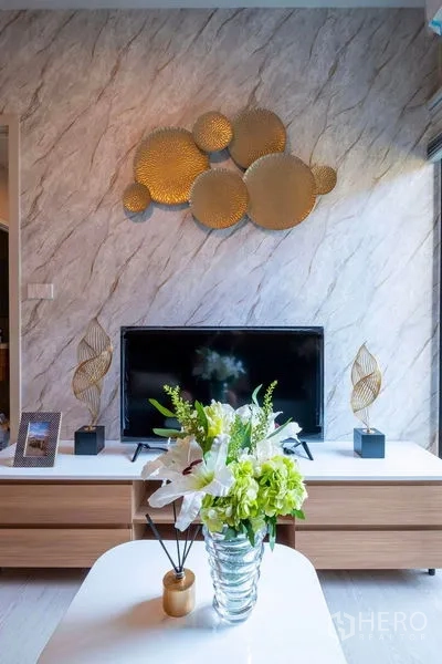 คอนโด ให้เช่าในBang Na, Bangkok - มุมนั่งเล่นตู้ทีวี ผนังตกแต่ง และแจกันดอกไม้สด